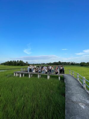 農村にホームスティ中、田園地帯をみんなで散歩の図。