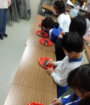 バレンタインの時期に子どもたちと行ったお菓子作りの様子