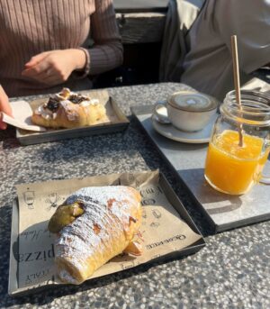 ルームメイトと近所のバールで朝食を食べたときの写真