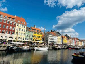 コペンハーゲンを代表する観光地、Nyhavn。18世紀につくられたカラフルな建物が並ぶ港町。