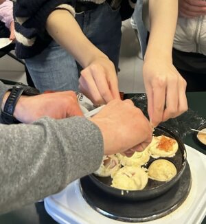 日本文化紹介イベントでのたこ焼き作り。デンマークのクリスマスのお菓子“Æbleskiver”のフライパンを用いて作った。