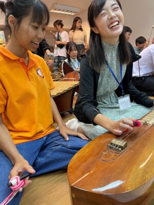 タイの民族楽器を教えてもらっているところ