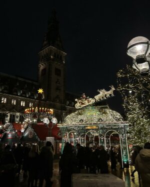 ハンブルク市庁舎はとても有名な建物ですが、クリスマスマーケットの時期は夜になるとたくさんの光に照らされてとてもきれいです。クリスマスマーケットは市庁舎前だけでなく、街のいたるところで開催されています。