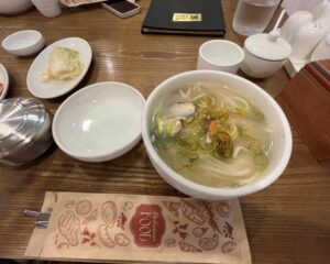 韓国料理の中で私が気に入った料理カルグクスです。うどんに似ていてあまり辛くないので食べやすいです。