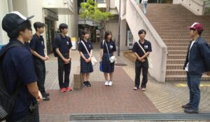 北海道ニセコ高等学校の生徒たちに説明するICLチューターリーダーの大屋虹隻さん