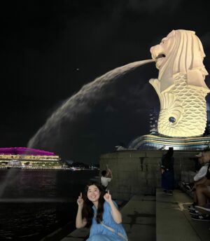 オリエンテーションで仲良くなった友人と夜マーライオン公園に行ってマ、ーライオンやマリーナベイサンズのライトアップ、光のショーを見に行きました。シンガポールは観光客がとても多く、この日もたくさんの観光客でいっぱいでした。けれど、大学からこのあたりの中心部までは片道2時間ほどかかるのが難点です。