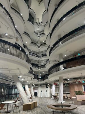 大学内のThe Hiveという校舎。留学から帰る前に学内を散歩していて撮った写真です。この建物は構造がすごくおもしろくて、芸術的な建築物として観光客も訪れたりします。実際に私もこの校舎で授業を受けたり自習をしていたので思い出深いです。吹き抜けになっていて形が独特なのが特徴です。