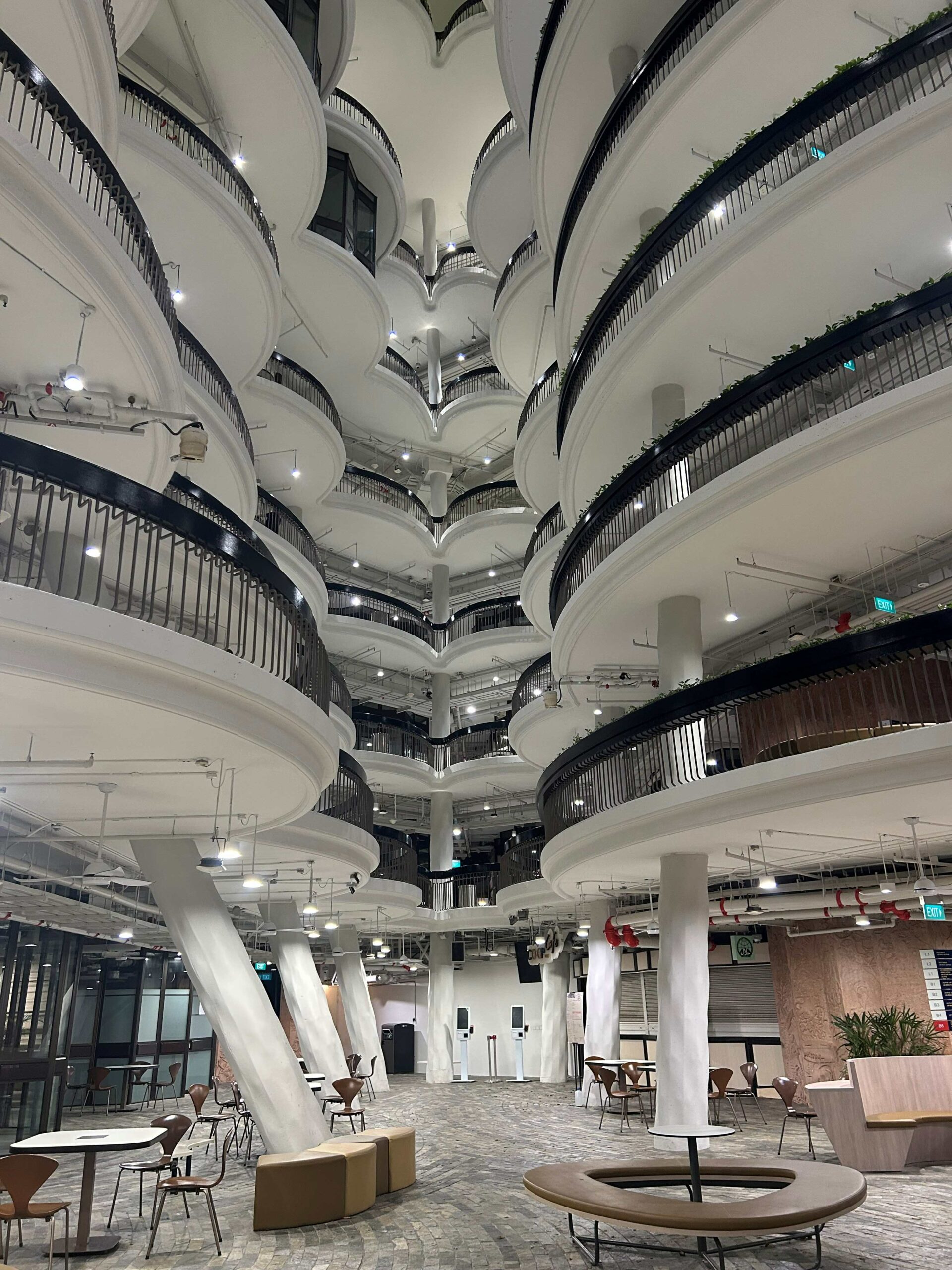 大学内のThe Hiveという校舎。留学から帰る前に学内を散歩していて撮った写真です。この建物は構造がすごくおもしろくて、芸術的な建築物として観光客も訪れたりします。実際に私もこの校舎で授業を受けたり自習をしていたので思い出深いです。吹き抜けになっていて形が独特なのが特徴です。