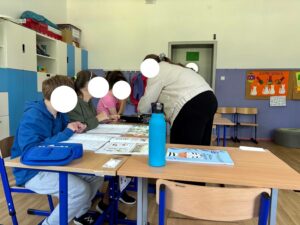 特別支援学校の教室で、児童が英語の授業を受けている様子。