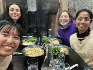 グルノーブルの日本食レストランで友人と。