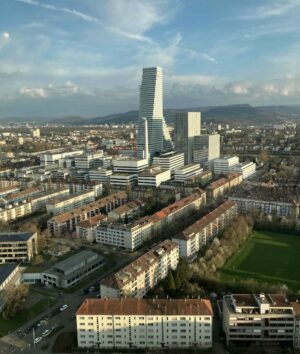バーゼルで一番有名な建物ロシュタワー（製薬会社Rocheの建物）